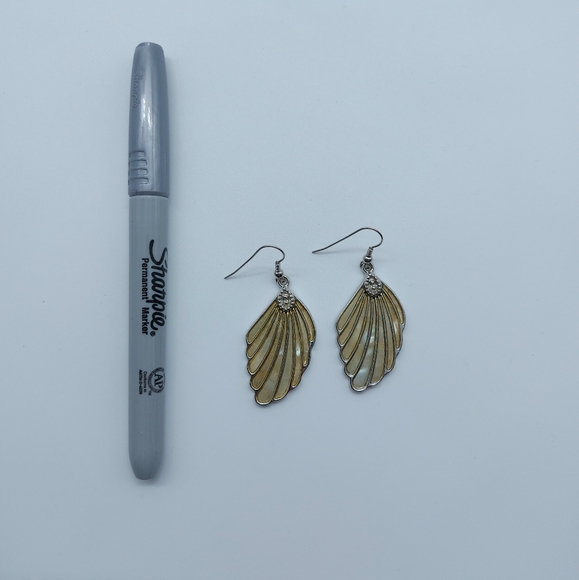 ⭐2 for $10⭐ Pearl wing earrings - Picture 5 of 5
